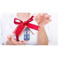 Mẹ kế, cha dượng tặng đất cho con có được miễn thuế?