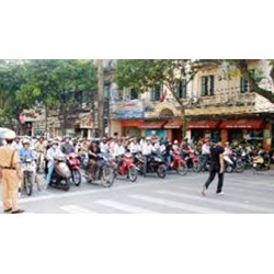 Đối với người đi bộ phương án nào sau đây không đúng với quy tắc giao thông đường bộ?