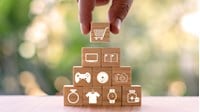 Người lập di chúc có quyền không chia di sản cho con chưa đủ 18 tuổi mất khả năng lao động?