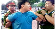 Công an bắt và đánh người phạm tội gây thương tích thì phạm tội gì?