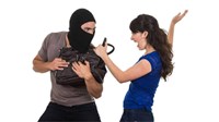 Tình tiết hành hung để tẩu thoát trong tội trộm cắp tài sản