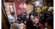 Kinh nghiệm đi xin chữ Đền thầy giáo Chu Văn An: Ý nghĩa các chữ thư pháp cầu trí tuệ, khoa bảng
