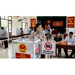 Chụp ảnh check-in lá phiếu đăng facebook, tiktok, thread có sao không?