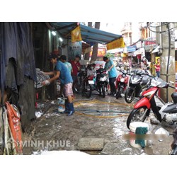 Cần làm gì khi tiệm rửa xe gây ô nhiễm môi trường?