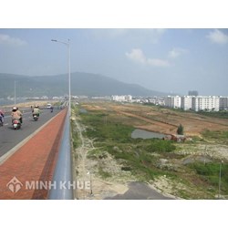 Đất tái định cư còn nợ cơ sở hạ tầng có được chuyển nhượng theo luật đất đai mới không ?