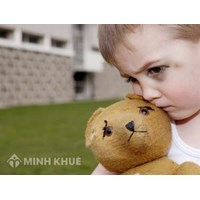 Bố Mẹ nên làm gì khi con có những biểu hiện của bệnh tự kỉ ?