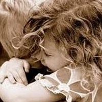 Bạn gái tôi vẫn giữ liên lạc với người yêu cũ, tôi nên làm gì?