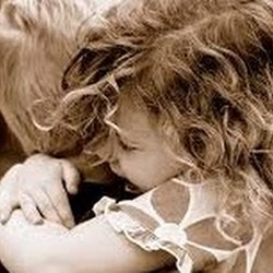 Bạn gái tôi vẫn giữ liên lạc với người yêu cũ, tôi nên làm gì?
