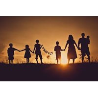 Sự gắn bó, tình cảm yêu thương của cha mẹ có thể giúp trẻ vượt qua được bệnh tật và phát triển tâm lý tốt