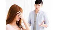 Phải làm sao khi chồng luôn chê bai tôi trước mặt mọi người?