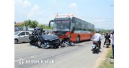 Tại sao xe nhỏ đi sai, xe lớn đi đúng khi xảy ra tai nạn giao thông thì xe lớn vẫn phải đền xe nhỏ?