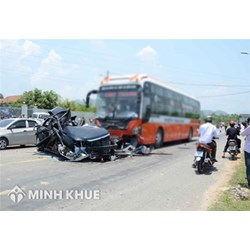 Tại sao xe nhỏ đi sai, xe lớn đi đúng khi xảy ra tai nạn giao thông thì xe lớn vẫn phải đền xe nhỏ?