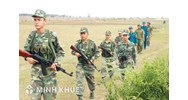Em trai đang học trong trường quân đội, anh trai có phải đi lính không? Xin hoãn NVQS thế nào ?