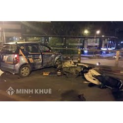 Ô tô đâm vào xe máy thì phải bồi thường như thế nào?