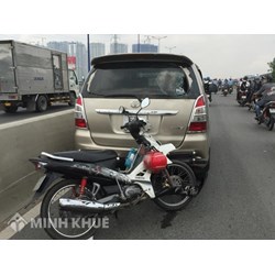 Cách xử lý trường hợp xe máy tông vào ô tô gây thiệt hại cho ô tô?