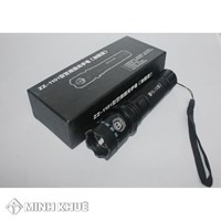Sử dụng đèn pin chích điện, dao, côn để tự vệ có vi phạm pháp luật ?