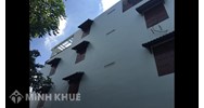 Nhà hàng xóm xây cao che cửa và trùm ô văng che kín ngõ có kiện được không ?