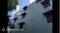 Nhà hàng xóm xây cao che cửa và trùm ô văng che kín ngõ có kiện được không ?