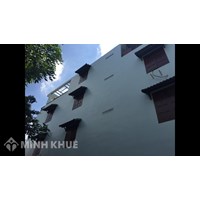 Nhà hàng xóm xây cao che cửa và trùm ô văng che kín ngõ có kiện được không ?