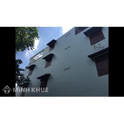 Nhà hàng xóm xây cao che cửa và trùm ô văng che kín ngõ có kiện được không ?