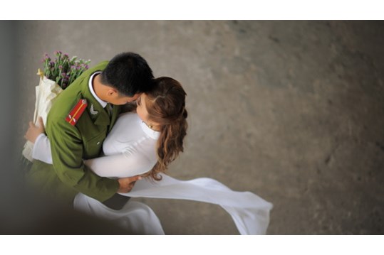 Công an có được lấy vợ đã ly hôn không?