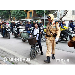 Cảnh sát giao thông có được dừng xe để kiểm tra hành chính khi đang lưu thông?