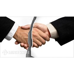 Có hình phạt bổ sung là cấm đảm nhiệm công việc nhất định có bị chấm dứt hợp đồng lao động không?