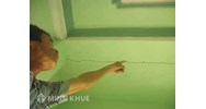 Cách xử lý theo quy định của luật về việc nhà hàng xóm gây nứt, thấm tường nhà mình