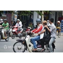Mức phạt đi xe máy chở 3 (chở quá số người) theo quy định?