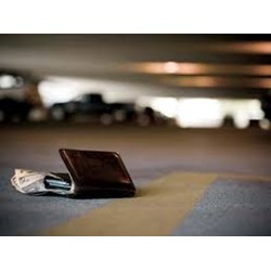 Nhặt được tiền, tài sản có giá trị lớn có phải trả lại hay trình báo không? 