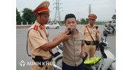 Điều khiển xe sử dụng ô, điện thoại di động, thiết bị âm thanh thì bị công an phạt bao nhiêu tiền ?