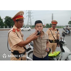 Điều khiển xe sử dụng ô, điện thoại di động, thiết bị âm thanh thì bị công an phạt bao nhiêu tiền ?