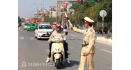Đi xe máy mà đeo tai nghe có bị tước quyền sử dụng giấy phép lái xe không?