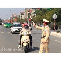 Đi xe máy mà đeo tai nghe có bị tước quyền sử dụng giấy phép lái xe không?