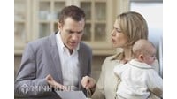 Vợ ra nước ngoài làm việc thì chồng có quyền giành lại quyền nuôi con?