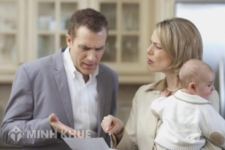 Vợ ra nước ngoài làm việc thì chồng có quyền giành lại quyền nuôi con?