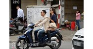 Chở người ngồi trên xe máy không đội mũ bảo hiểm phạt thế nào?