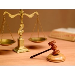 Mối quan hệ giữa tính độc lập và chỉ tuân theo pháp luật trong hoạt động xét xử của thẩm phán và hội thẩm