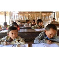 Giáo viên vùng khó khăn khi sinh có được hưởng phụ cấp thu hút và ưu đãi không ?