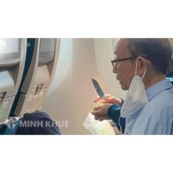 Đi xe máy buổi tối có mang dao gọt hoa quả phòng thân có bị phạt?