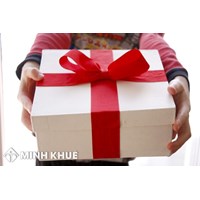 Bạn mới quen qua mạng nói gửi quà từ nước ngoài về và yêu cầu nộp thuế thì có tin được không ? Có phải là một dạng lừa đảo không ?