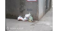 Mâu thuẫn hàng xóm đổ rác sang nhà mình phải làm thế nào?