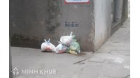 Mâu thuẫn hàng xóm đổ rác sang nhà mình phải làm thế nào?