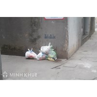 Mâu thuẫn hàng xóm đổ rác sang nhà mình phải làm thế nào?