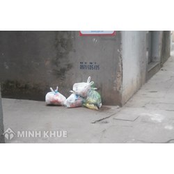 Mâu thuẫn hàng xóm đổ rác sang nhà mình phải làm thế nào?