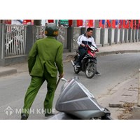 Quay đầu xe để chạy chốt 141 và tông vào cảnh sát thì phạm tội gì?