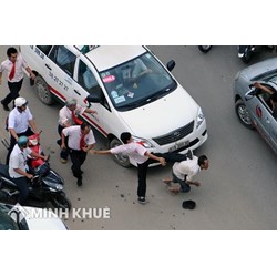 Mâu thuẫn hàng xóm xách búa sang đập xe nhà mình liệu có bị truy cứu trách nhiệm hình sự theo quy định của Luật mới?