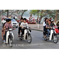 Con 15 tuổi đã được đi xe máy hay chưa? Phụ huynh có phải chịu trách nhiệm gì không?