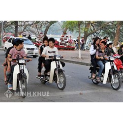 Con 15 tuổi đã được đi xe máy hay chưa? Phụ huynh có phải chịu trách nhiệm gì không?