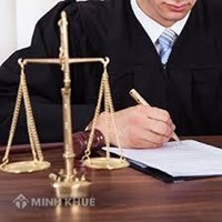 Lawyer consulting and resolving contract dispute